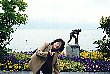 レマン湖板の銅像に合わせてポーズ